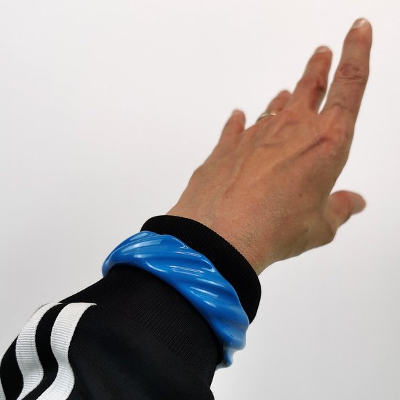 Blue Twist Plastic Vintage Bangle - Picture 10 of 12